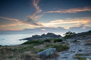 Coucher de soleil à Castro de Baroña en bord de mer au Portugal