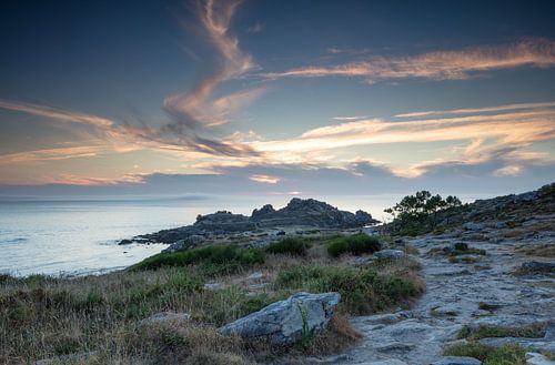 Zonsondergang bij Castro de Baroña aan zee in Portugal
