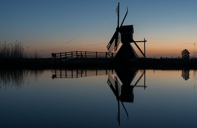 Molen "Hoogland" nabij Leeuwarden net na zonsondergang van Kevin Boelhouwer