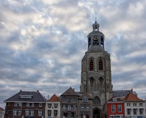 de herkenbare Peperbus van Bergen op Zoom 