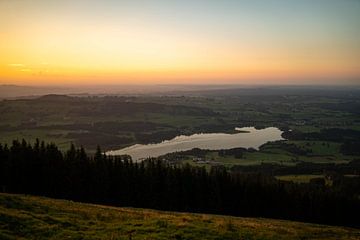 Zonsondergang in de Allgäu met uitzicht op de Grüntenssee van Leo Schindzielorz