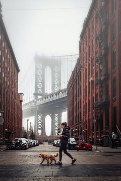 Manhattan bridge in Dumbo Brooklyn New York van Marco Rutten