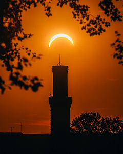 Sonnenfinsternis über Fürth mit Rathaus