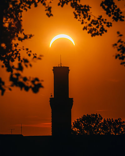 Zonsverduistering boven Fürth met het stadhuis van Faszination Fürth