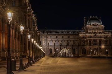 Le Louvre Parijs in de Avond