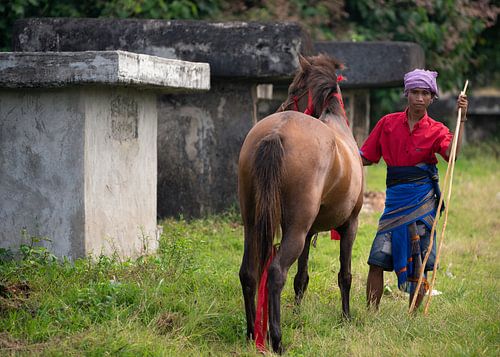 Der junge Pasola-Reiter wartet, bis er an der Reihe ist