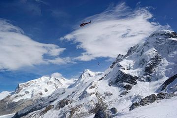Hélicoptère de sauvetage Air Zermatt sur Menno Boermans