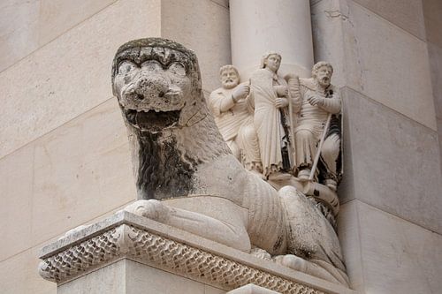 Leeuw voor de ingang van de kathedraal van Sint Domnius in centrum van Split in Kroatië
