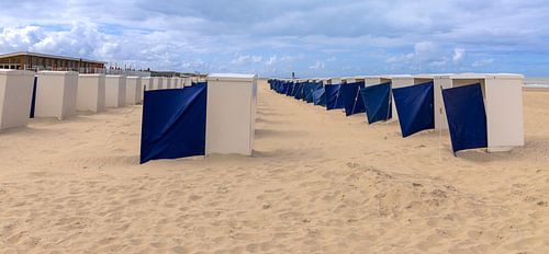 Iconische strandcabines  op het strand te Katwijk, Zuid-Holland.