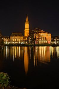 Licht im Wasser – Das Kieler Rathaus bei Nacht