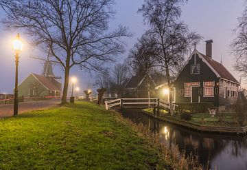 Mistige avond in het dorp van de Zaanse Schans