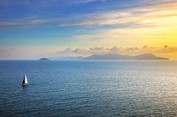 Sonnenuntergang auf der Insel Elba von Piombino und einem Segelboot aus