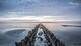 Zicht op een golfbreker bij Hindeloopen van Bert Nijholt