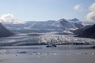 Gletsjer Fjallsárlón in IJsland met ijsbrokken in het water | Reisfotografie van Kelsey van den Bosch thumbnail
