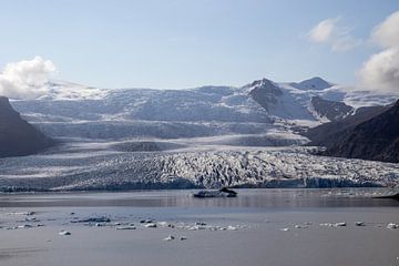 Gletscher Fjallsárlón in Island mit Eisbrocken im Wasser | Reisefotografie von Kelsey van den Bosch