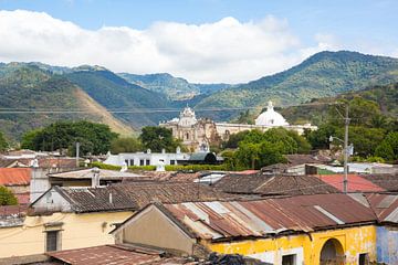 Uitzicht over de oude stad Antigua in Guatemala van Michiel Ton