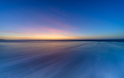 Zonsondergang aan de kust in een abstracte opname