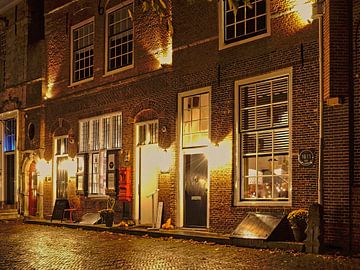 Vieux bâtiments joliment éclairés dans le Veere nocturne sur Gert van Santen