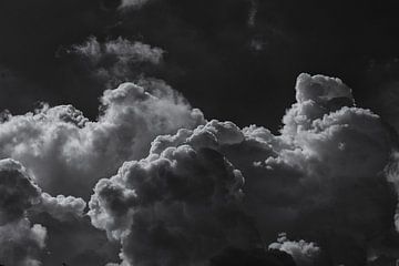 Zwart witte cumulus wolken van Caught By Light