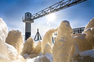 Côte gelée avec sculptures de glace au lac de Groningue