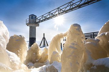 Bevroren kustlijn met ijssculpturen aan meer in Groningen van Fotografiecor .nl