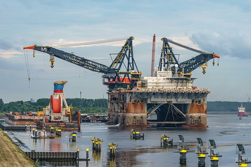 Heerema Marine Contractors' Thialf. by Jaap van den Berg
