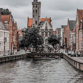 Vue du centre-ville de Bruges en automne, en Belgique. sur Koen Lipman