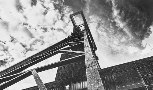 Schachttoren van de kolenmijn Zollverein onder een dramatische hemel - "Eiffeltoren van het Ruh