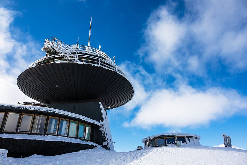 Gebäude auf der Schneekoppe im Riesengebirge in Tschechien van Rico Ködder