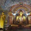 Buddha im goldenen Felsentempel von Dambulla von Antwan Janssen