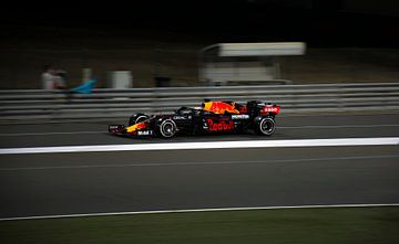 Max Verstappen auf dem Losail Circuit, Doha Katar 2021 von Bianca Fortuin