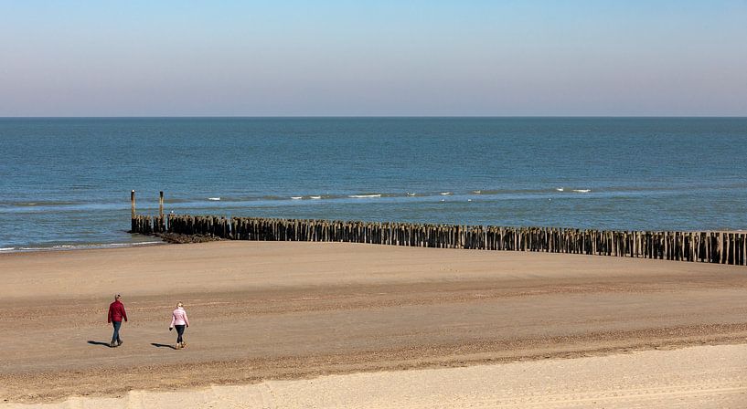 Walkers on the beach by Percy's fotografie