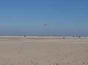vliegeren op het strand van Esther Oosterveld thumbnail