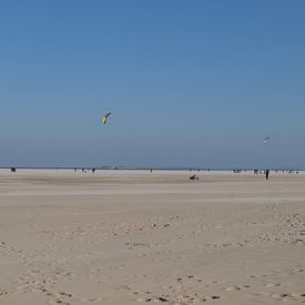 vliegeren op het strand sur Esther Oosterveld