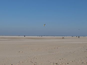 vliegeren op het strand