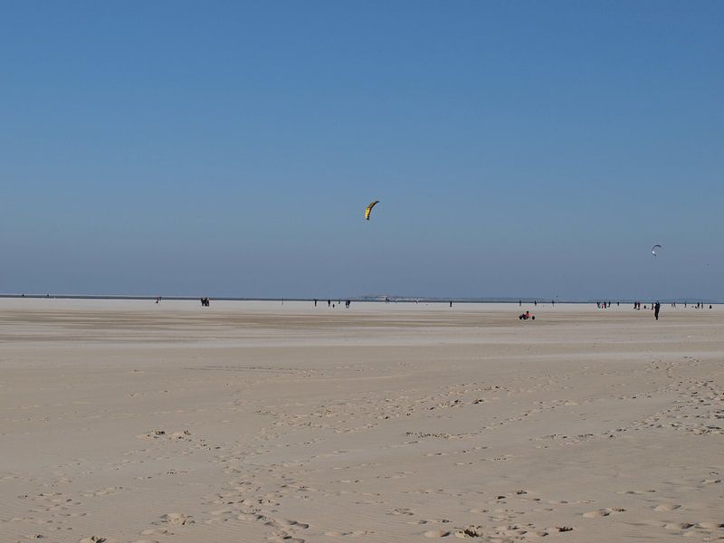 vliegeren op het strand van Esther Oosterveld