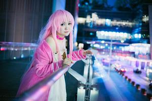 Japanisches Mädchen Cosplay in Rosa mit rosa Lippen