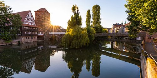 La vieille ville de Sebalder à Nuremberg au lever du soleil