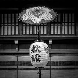 Lanternes traditionnelles en papier Chochin | monochrome sur Melanie Viola