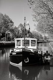 Un magnifique bateau sur le Leidse Rijn à De Meern (commune d'Utrecht) - en noir et blanc