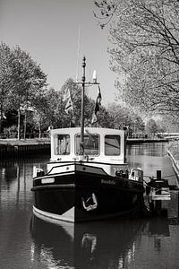 Ein wunderschönes Boot auf dem Leidse Rijn in De Meern (Gemeinde Utrecht) – Schwarz-Weiß