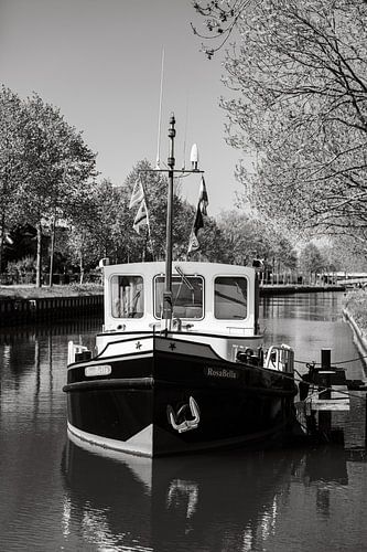 A beautiful boat on the Leidse Rijn in De Meern (Utrecht) – black and white by André Blom Fotografie Utrecht