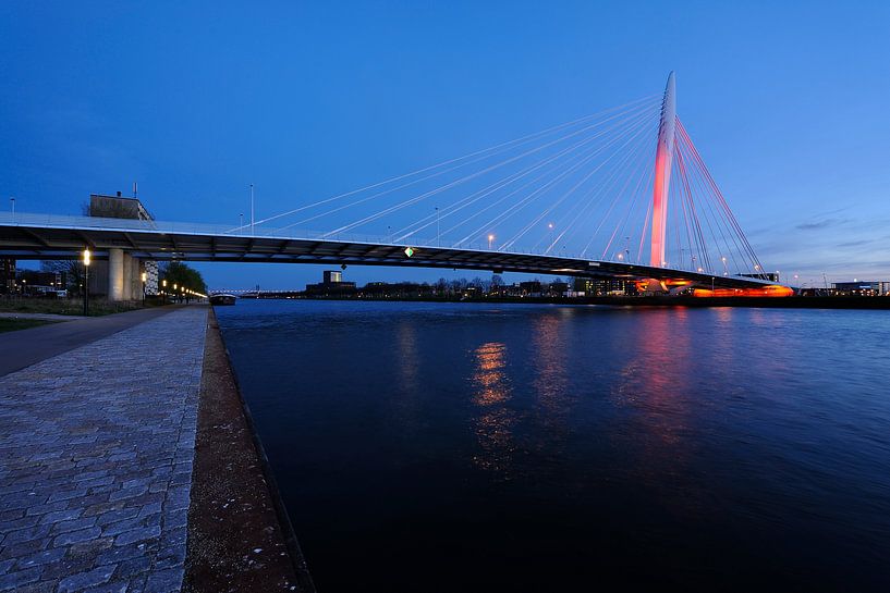 Die Prinz-Klaus-Brücke in Utrecht leuchtet orange (2) von Donker Utrecht