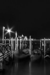 VENISE - San Giorgio Maggiore de nuit en noir et blanc sur Melanie Viola