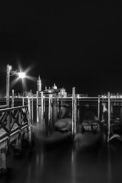 VENICE San Giorgio Maggiore at Night in black and white van Melanie Viola