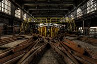Rails symétriques avec piège à lumière dans une usine abandonnée sur Sven van der Kooi (kooifotografie) Aperçu