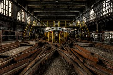 Rails symétriques avec piège à lumière dans une usine abandonnée sur Sven van der Kooi (kooifotografie)