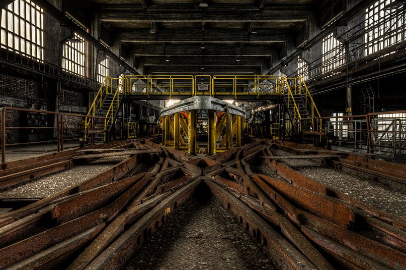 Symmetrische Schienen mit Lichtfalle in stillgelegter Fabrik von Sven van der Kooi (kooifotografie)