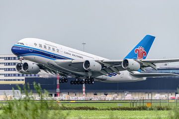 Take-off Airbus A380 van China Southern Airlines.
