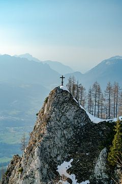Gipfelkreuz in Berchtesgaden mit Blick aufs Tal von Leo Schindzielorz